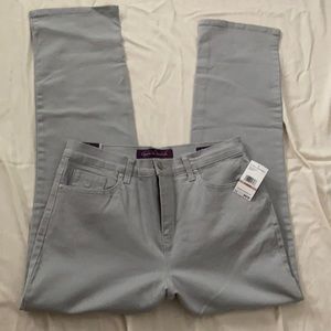New with tag. Women’s size 12 short Gloria Vanderbilt “Amanda” denim jeans